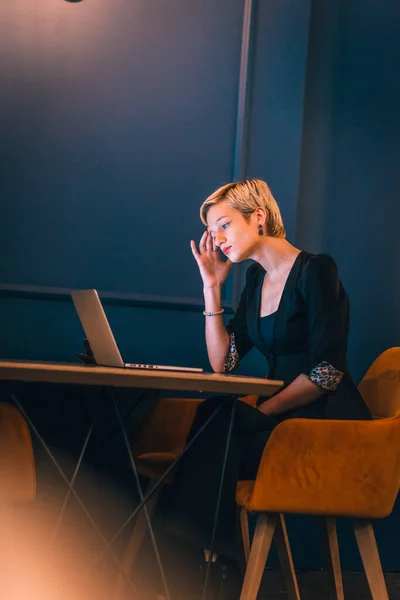 Confident Young Businesswoman Working Her Laptop While Sitting Corner Cafe — Stock Photo, Image