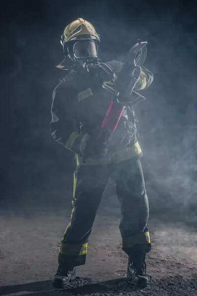 Retrato Bombero Con Asistencia Casco Bombero Fondo Oscuro Con Humo —  Fotos de Stock