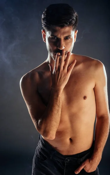 Joven Hombre Atractivo Vestido Con Jeans Negros Fumando Cigarrillo — Foto de Stock