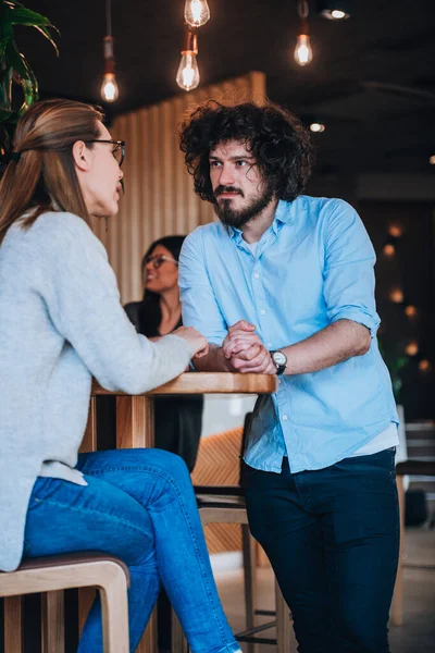 Snygga Ungdomar Som Pratar Med Varandra Lokal Kaffebar — Stockfoto