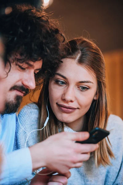 Jovem Mulher Sorrindo Ouvir Juntos Música Smartphone — Fotografia de Stock