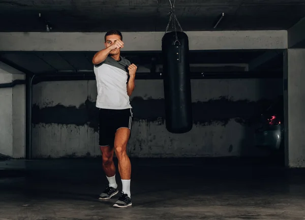 Concepto Deportivo Deportista Muay Thai Boxeador Luchando Sobre Fondo Oscuro — Foto de Stock