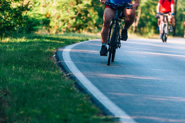 Skupina Cyklistů Jezdí Tak Rychle Jak Možné Zatímco Soutěží Cyklistickém — Stock fotografie