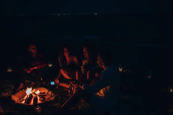 Pareja Usando Teléfono Celular Durante Fiesta Playa Con Amigos Bebiendo —  Fotos de Stock