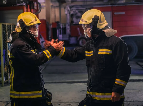 Retrato Dois Jovens Bombeiros Uniforme Dentro Quartel Bombeiros — Fotografia de Stock