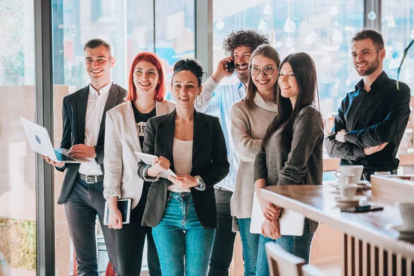 Zakelijke Partners Moderne Kleding Staan Samen Coffeeshop — Stockfoto