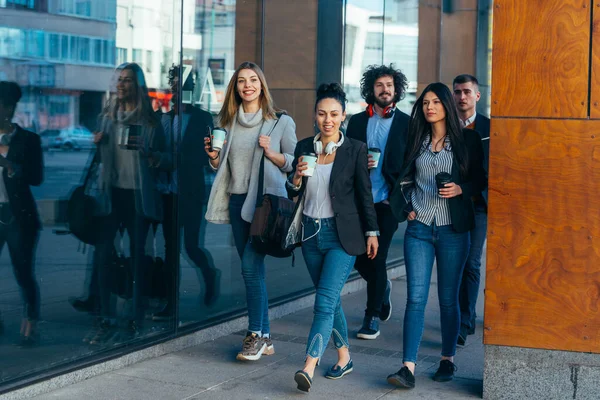 Grupo Colegas Viagem Negócios Euro Viagem Caminhando Juntos Uma Estação — Fotografia de Stock