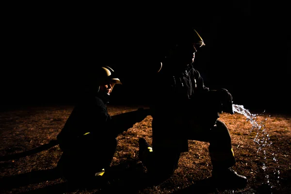 Bomberos Equipados Con Equipo Durante Una Operación Extinción Incendios —  Fotos de Stock