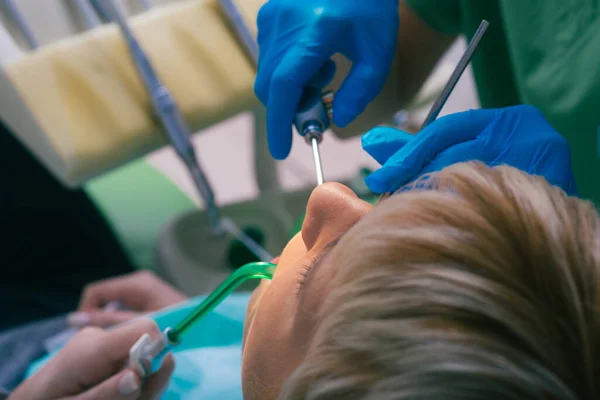 Dentiste Féminine Avec Des Gants Caoutchouc Vérifiant Les Dents Patiente — Photo