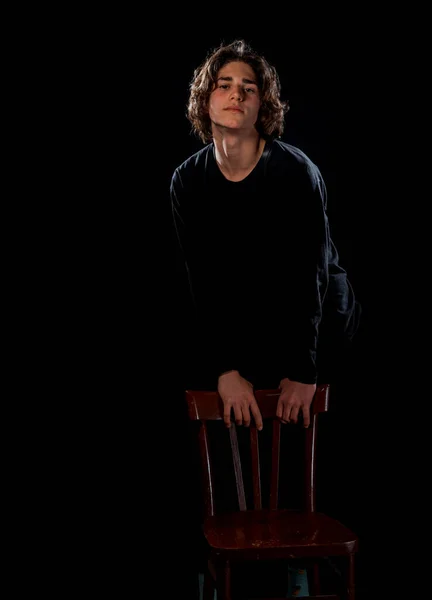 Portret Van Een Aantrekkelijke Jonge Man Poseren Moderne Stijl Kleding — Stockfoto