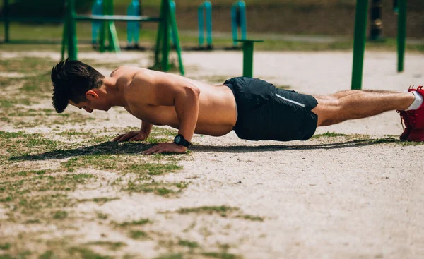 Ενεργός Άνθρωπος Κάνει Planking Μυς Πυρήνα Άσκηση Εξωτερικούς Χώρους — Φωτογραφία Αρχείου