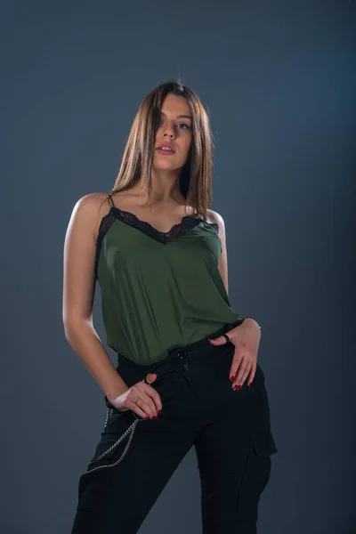 Retrato Uma Jovem Modelo Sexy Estúdio Vestindo Top Verde Escuro — Fotografia de Stock