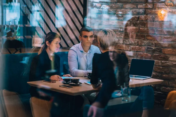 Zakelijke Bijeenkomst Een Café Met Jonge Collega Aan Een Tafel — Stockfoto