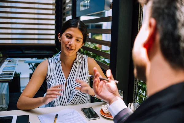 Gemeinsam Einem Projekt Arbeiten Seitenansicht Von Zwei Glücklichen Geschäftsleuten Formalbekleidung — Stockfoto