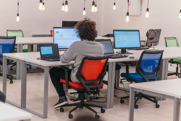 Homme Affaires Patron Formellement Habillé Appuyé Sur Bureau Dans Bureau — Photo