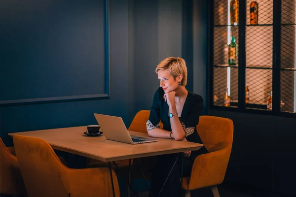 Confident Young Businesswoman Working Her Laptop While Sitting Corner Cafe — Stock Photo, Image