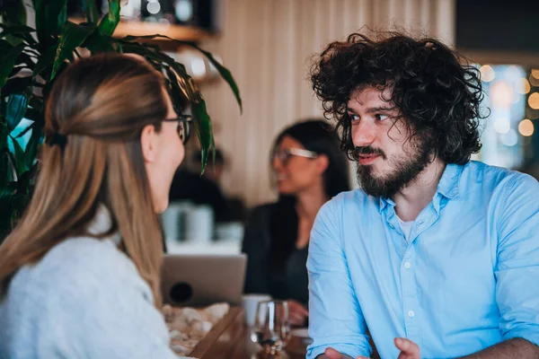 Ung Man Och Kvinna Diskuterar Och Umgås Lokal Kaffebar — Stockfoto