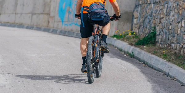 Sportler Fährt Mit Seinem Fahrrad Bergauf Und Trägt Professionelle Mountainbike — Stockfoto