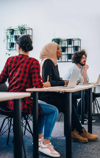 Colaboradores Trabajo Aprendiendo Nuevas Estrategias Marketing Formación Corporativa — Foto de Stock