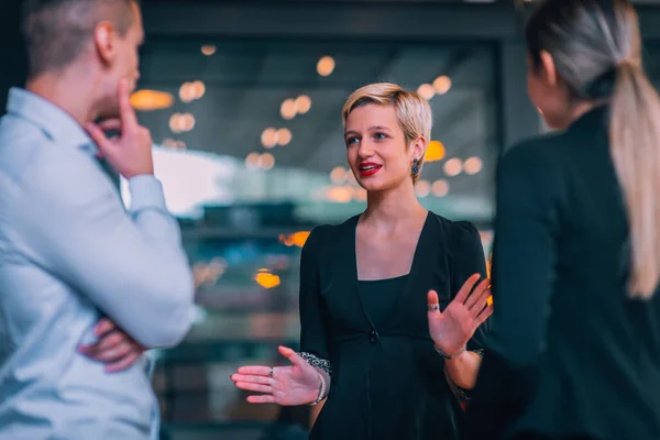 Grupp Bestående Tre Unga Företagare Som Diskuterar Affärsidéer Framför Ett — Stockfoto