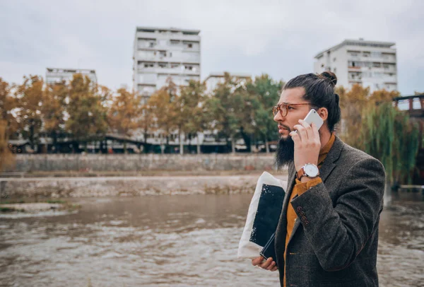 Snygg Hipster Med Långt Skägg Ett Affärssamtal Nära Flod — Stockfoto