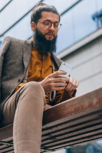 Bearded Man Klädd Fashionabla Kläder Kontrollera Sin Post Smart Telefon — Stockfoto