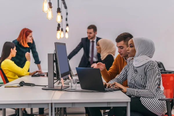 Genç Arkadaşları Rahat Bir Ofis Ortamında Bilgisayarda Birlikte Çalışıyorlar — Stok fotoğraf