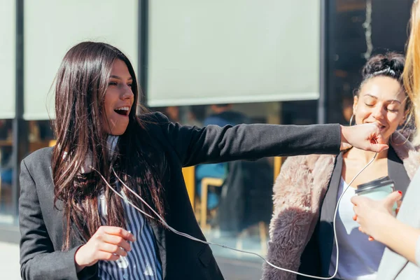 Menina Bonita Livre Desfrutando Sol Outono Com Seus Amigos — Fotografia de Stock