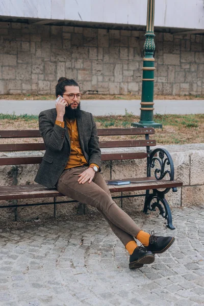 Homem Moda Vestido Com Roupas Caras Fazendo Telefonema Passeio Cidade — Fotografia de Stock