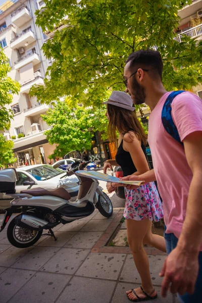 Genç Bir Çift Turistik Bir Harita Okuyor Şehri Keşfediyor — Stok fotoğraf