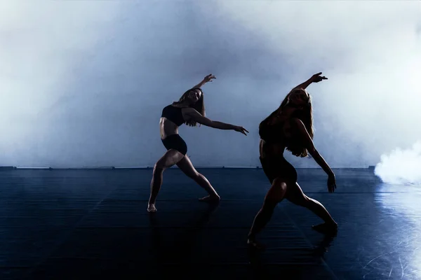 Ballerini Muscolari Sottili Che Eseguono Elemento Ginnastica Danza — Foto Stock