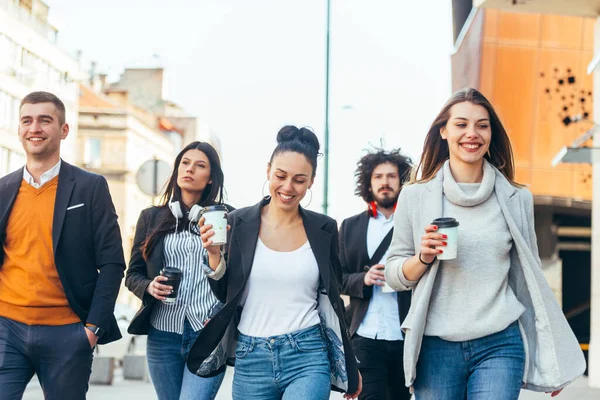 Friends Bonding Gruppo Amici Multietnici Che Camminano Strade Parlando Tra — Foto Stock