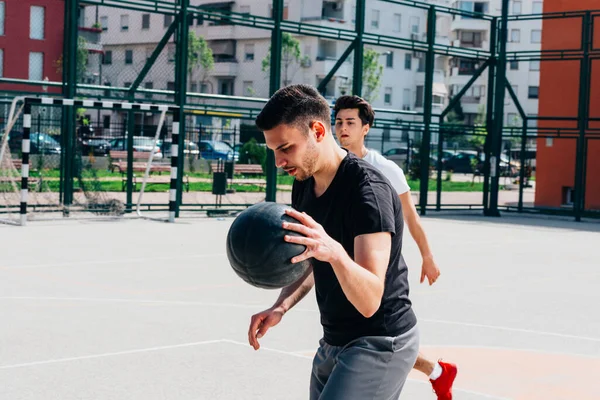 バスケットボールコートでの晴れた日の早朝に男性のバスケットボール選手をフィットボールを導くと3のために撮影する準備 — ストック写真