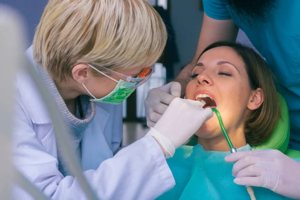 Examen Dentaire Détaillé Une Patiente Dans Cabinet Dentiste — Photo