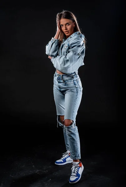 Portrait Une Jolie Fille Mode Veste Denim Bleu Jean Déchiré — Photo