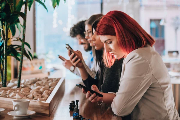 Junge Moderne Mitarbeiter Nutzen Smartphones Während Sie Der Café Bar — Stockfoto
