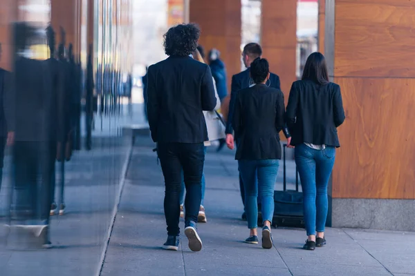 Full Längd Grupp Kollegor Avslappnade Affärskläder Diskuterar Affärer Medan Promenader — Stockfoto