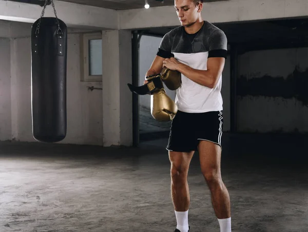 Hübscher Junger Boxer Bereitet Sich Tiefgarage Auf Training Vor — Stockfoto