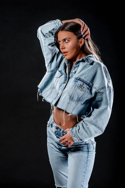 Porträt Eines Attraktiven Trendigen Mädchens Blauer Jeansjacke Und Zerrissener Jeans — Stockfoto