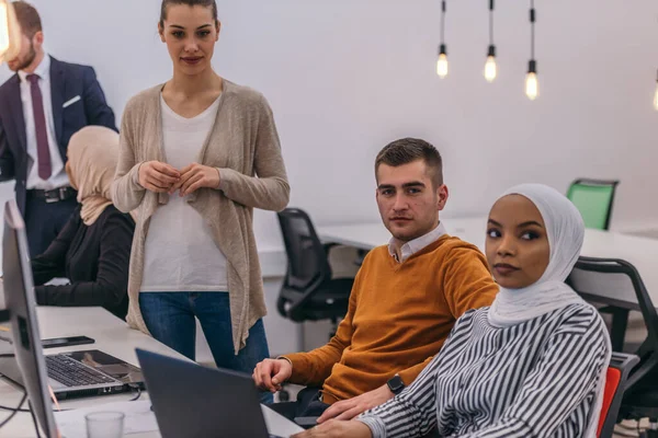 Genç Arkadaşları Rahat Bir Ofis Ortamında Bilgisayarda Birlikte Çalışıyorlar — Stok fotoğraf