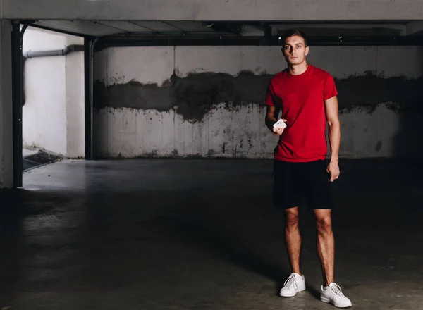 Guapo Joven Boxeador Preparan Para Entrenamiento Garaje Ondulado — Foto de Stock