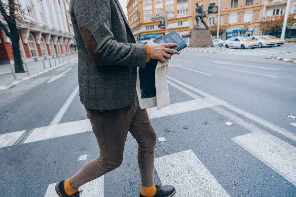 Joven Hombre Negocios Moderno Con Cabello Largo Barba Caminando Por —  Fotos de Stock