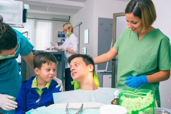 Equipe Dentista Profissional Dois Meninos Como Pacientes Consultório Odontológico — Fotografia de Stock