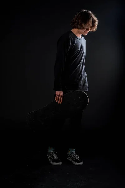 穿着时髦黑色毛衣 黑色牛仔裤和运动鞋的时髦滑板选手 — 图库照片