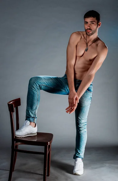 Portrait Homme Torse Musclé Debout Sur Une Chaise Bois — Photo