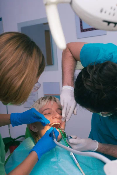 Стоматологи Уніформі Оглядають Зуби Красивого Пацієнта — стокове фото