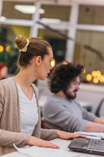 Dos Colegas Trabajando Proyecto Las Modernas Startups Tipo Con Corte — Foto de Stock