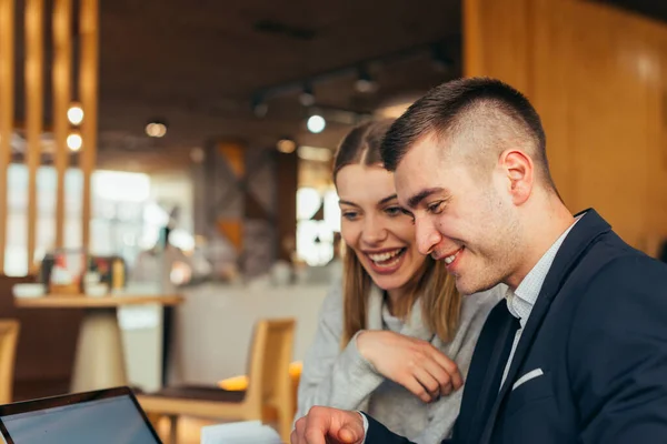 Paar Hat Spaß Einem Café Café Während Verrückte Gesichter Macht — Stockfoto