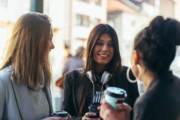 Grupp Flickor Som Står Utomhus Och Pratar Med Varandra Medan — Stockfoto