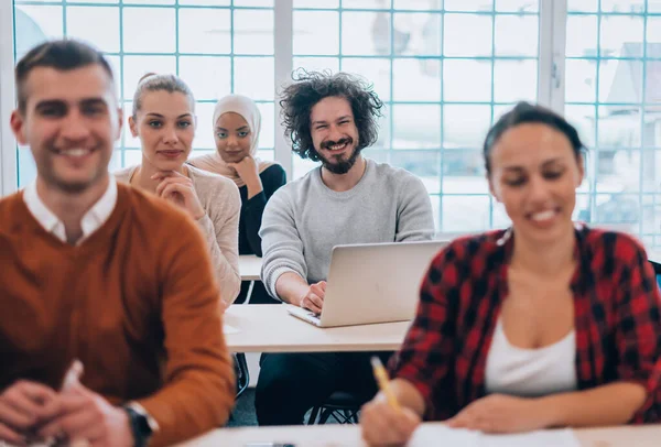 Gente Negocios Moderna Durante Una Discusión Una Sala Reuniones Oficina — Foto de Stock